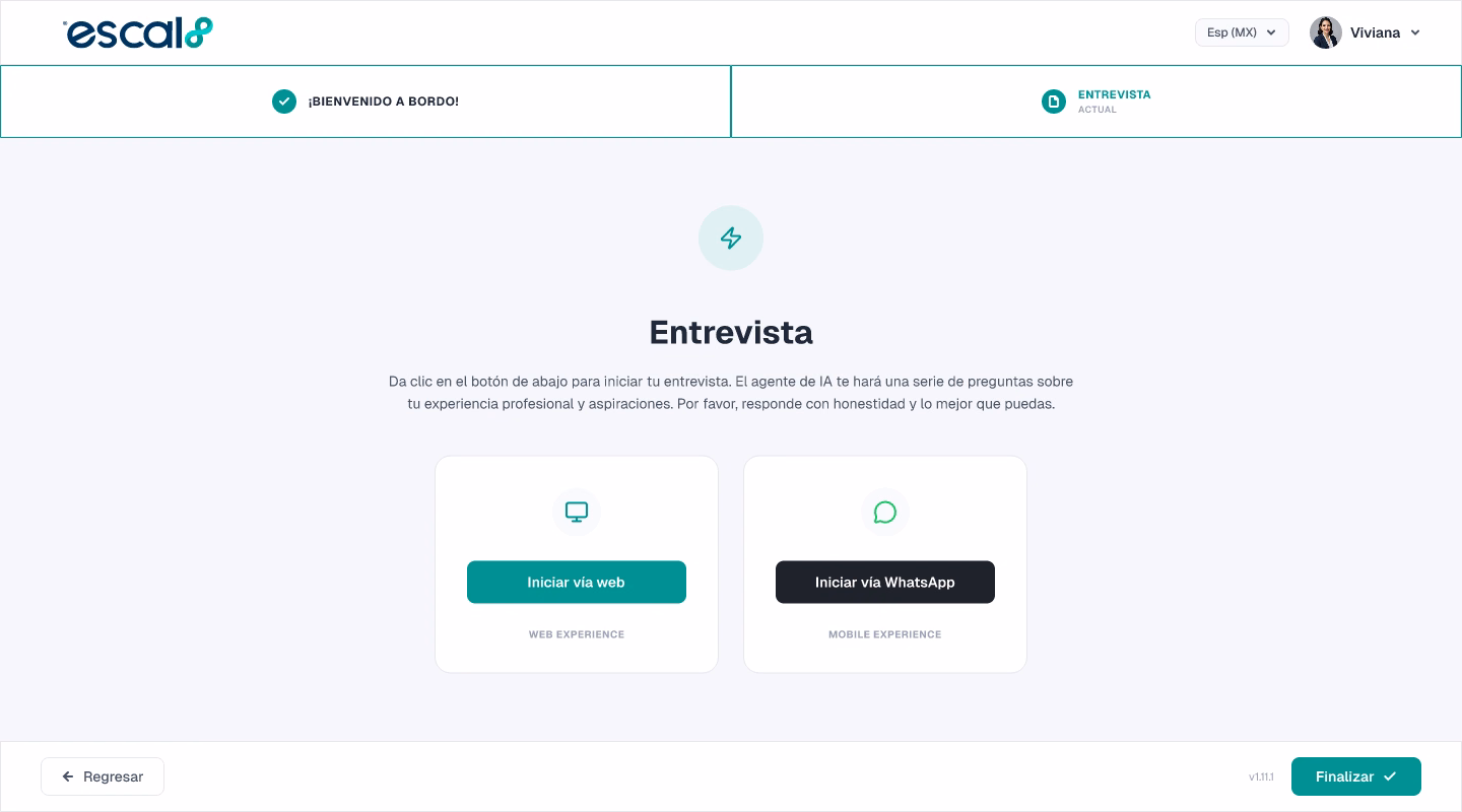 Pantalla de entrevista de Escal8 donde el candidato elige responder por web o por WhatsApp